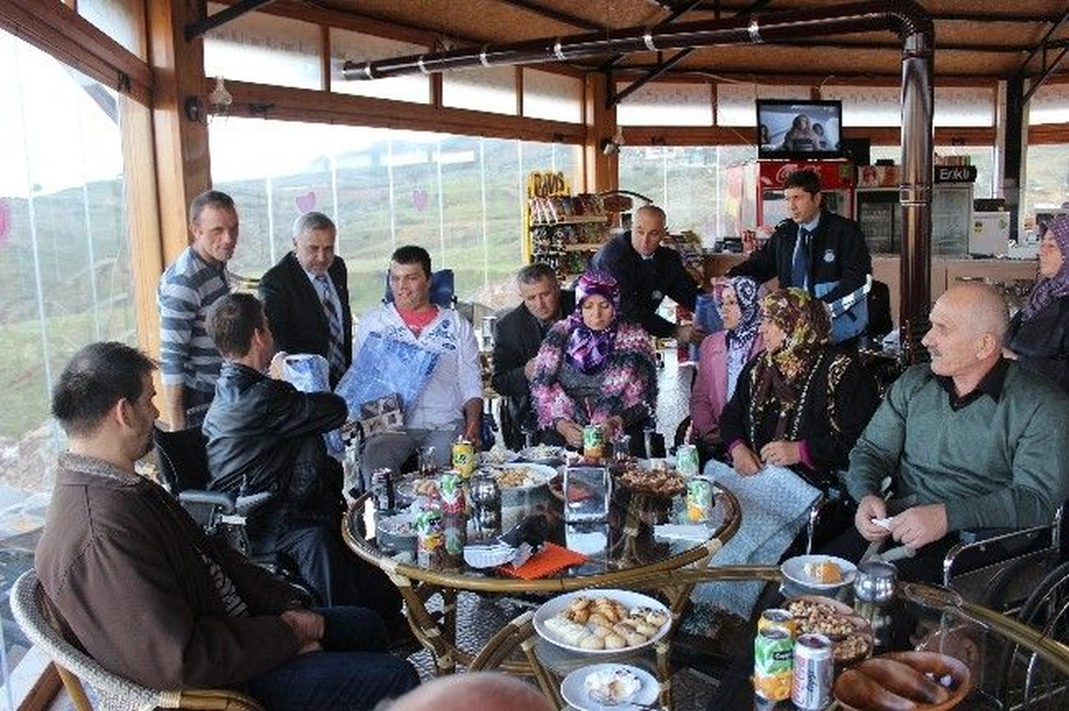 Kaymakam Çakıcı ve Başkan Isıkan, Engellilerle Bir Araya Geldi
