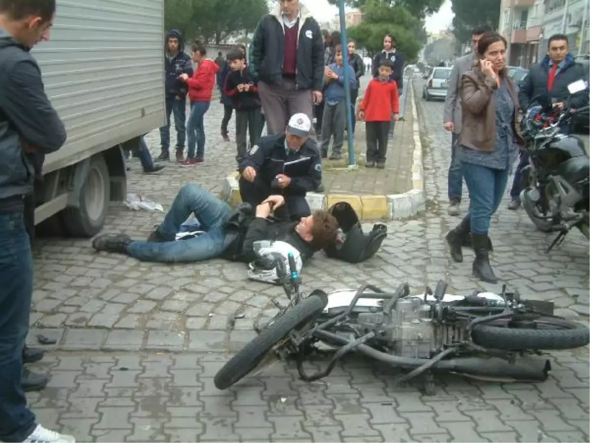 Balıkesir'de Motosiklet Sürücüsünü Kaskı Kurtardı