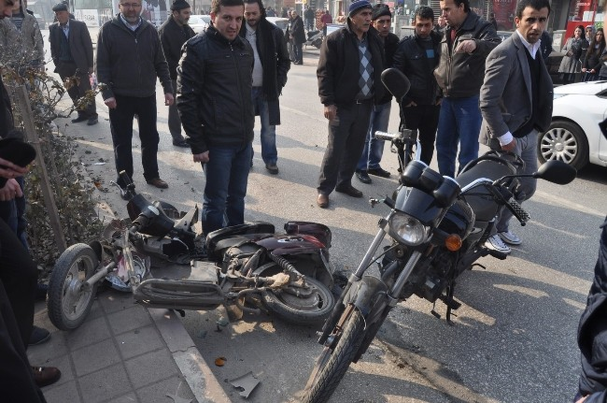 Motosikletle Şarjlı Bisiklet Çarpıştı: 2 Yaralı