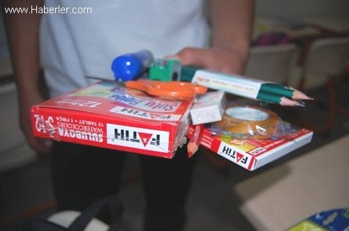 Muş\'ta Öğrencilere Kırtasiye Yardımı