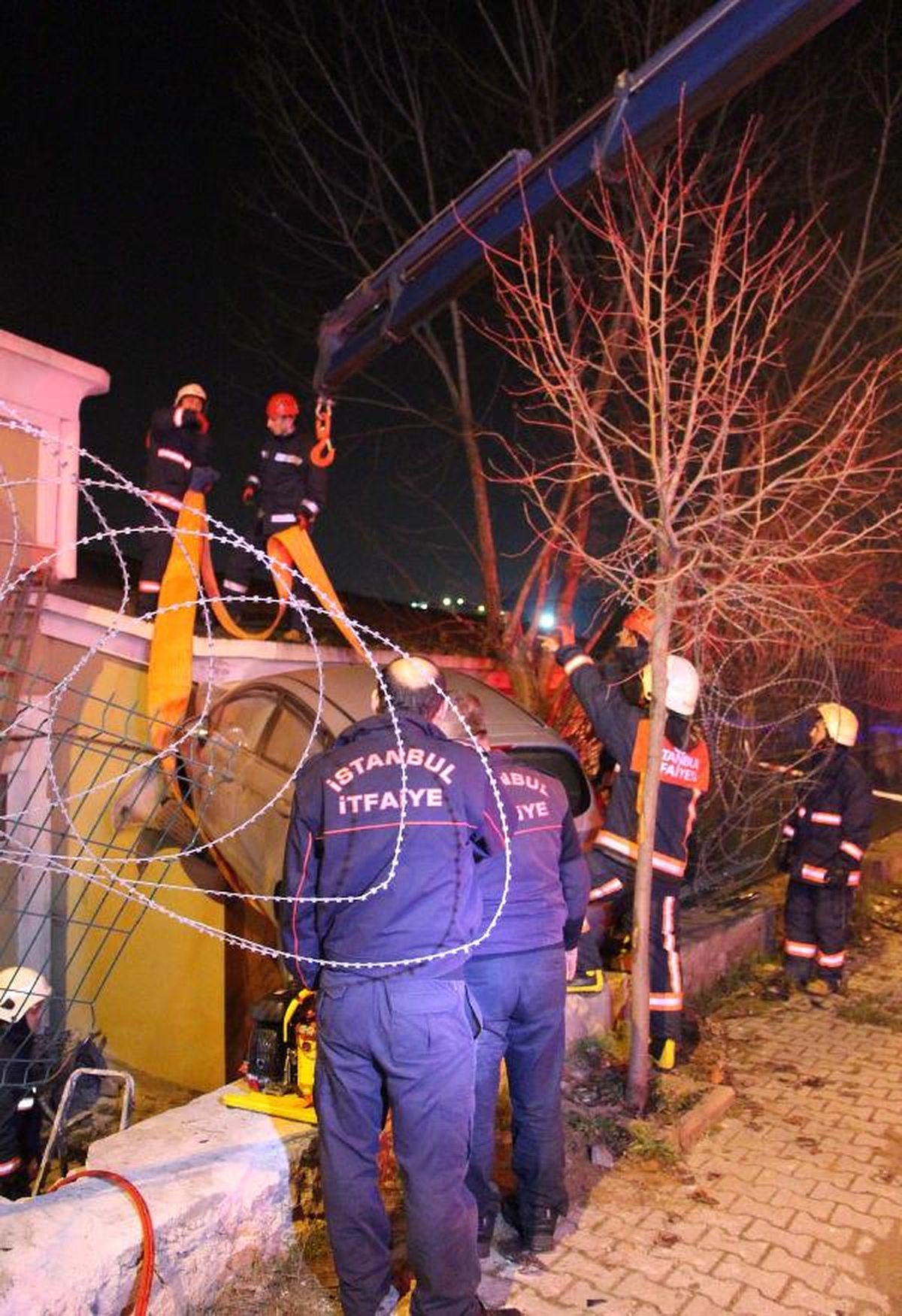 Otomobil Duvara Asılı Kaldı