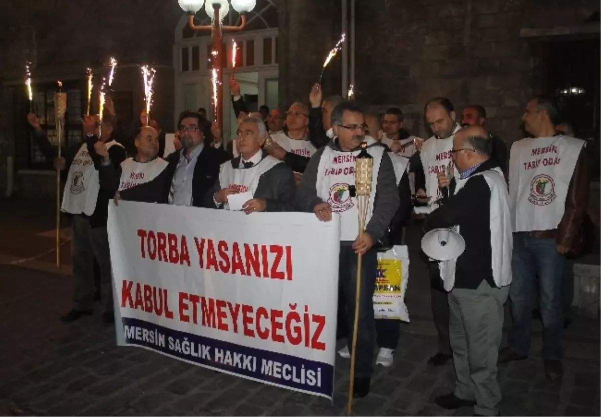 Mersin\'de Sağlık Çalışanları \'Torba Yasayı\' Protesto Etti