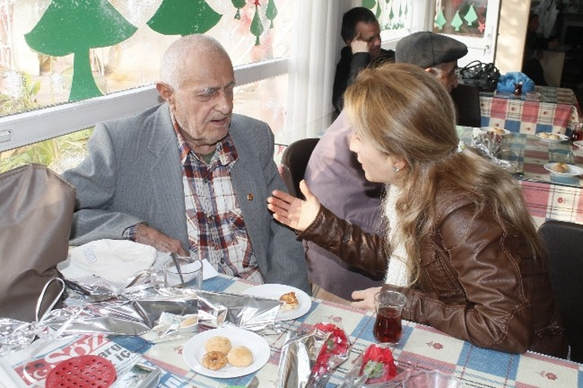 Selçuk Göçmenler Derneği\'nden Huzurevine Ziyaret