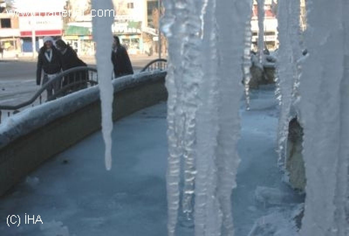 Soğuk Hava Su Depolarını Dondurdu
