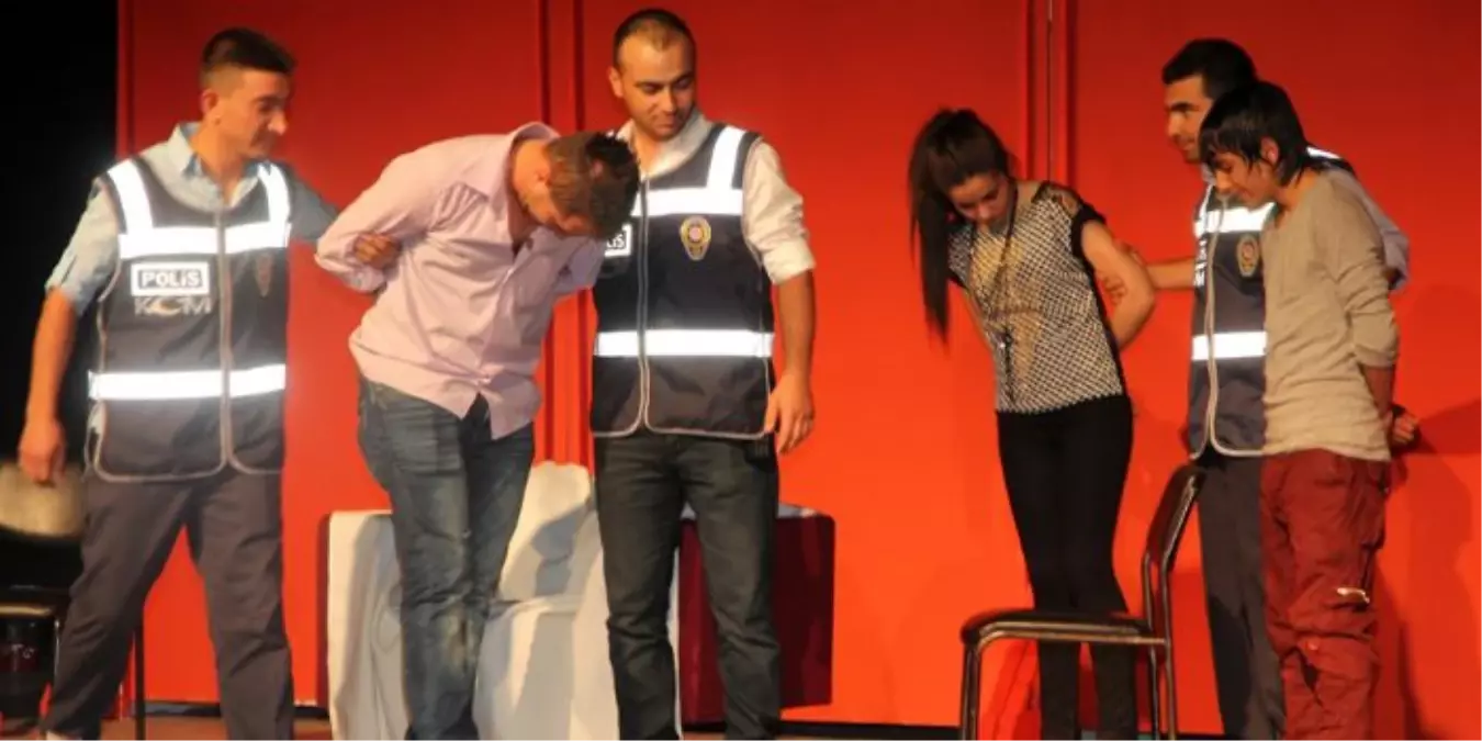 Sorgun'da 'Terazisiz Uçurtmalar' Oyunu Sahnelendi