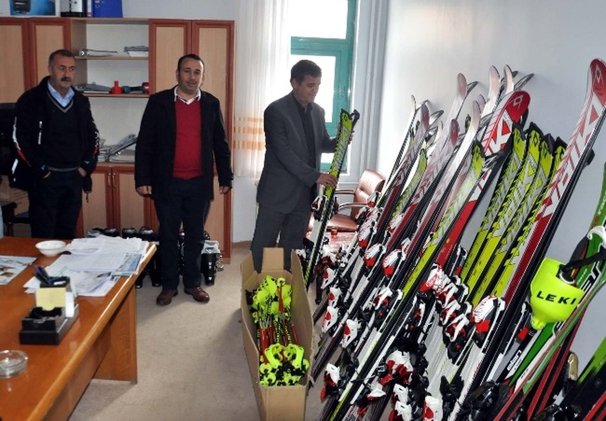 Sporculara Kayak Malzemesi Dağıtıldı