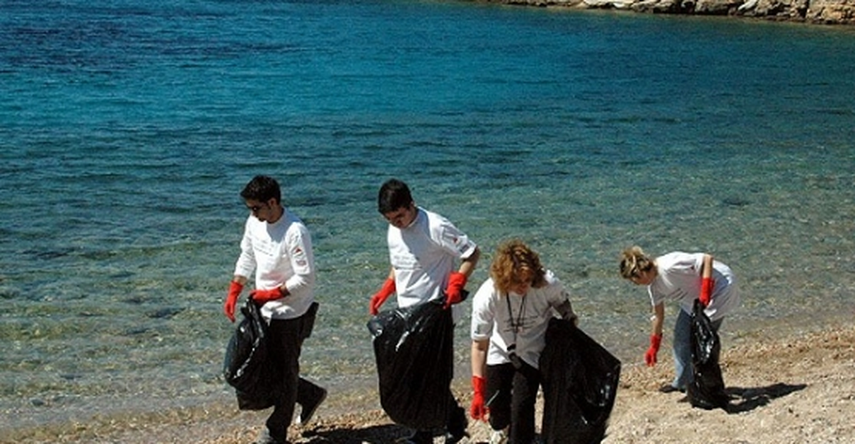 Turizmciler Kemer\'de Sahil Temizliği Yaptı