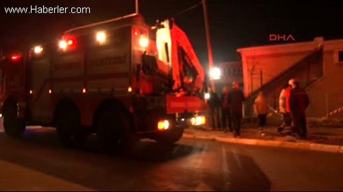 Tuzla\'da Kontrolden Çıkan Otomobil, Bir Fabrikanın Ofis Binası ile Bahçe Duvarı Arasında Asılı...
