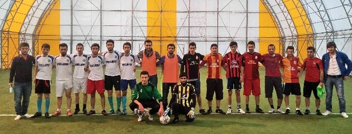 Üniversitelilerden Ödüllü Futbol Turnuvası