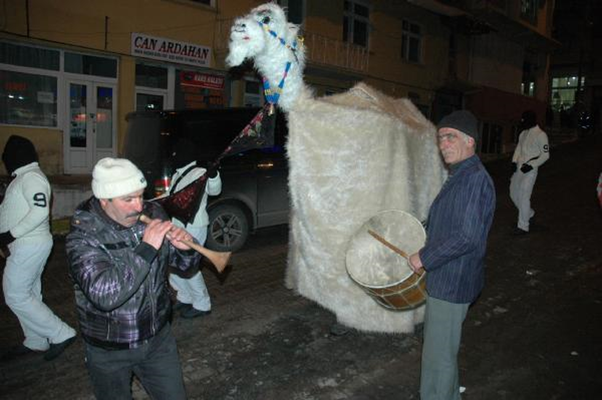 Ardahan\'da Yeni Yıla Deve Oynatarak Girdiler