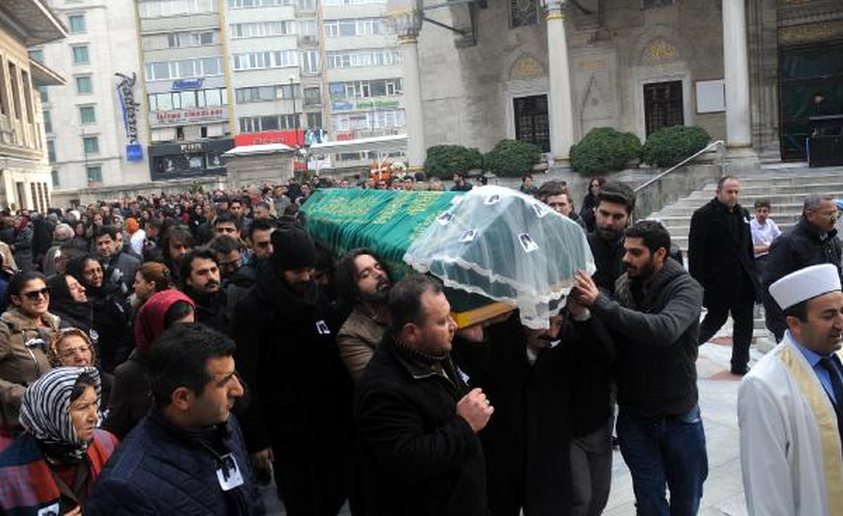 Yılbaşı Gecesi Öldürülen Ebru Erenler Toprağa Verildi