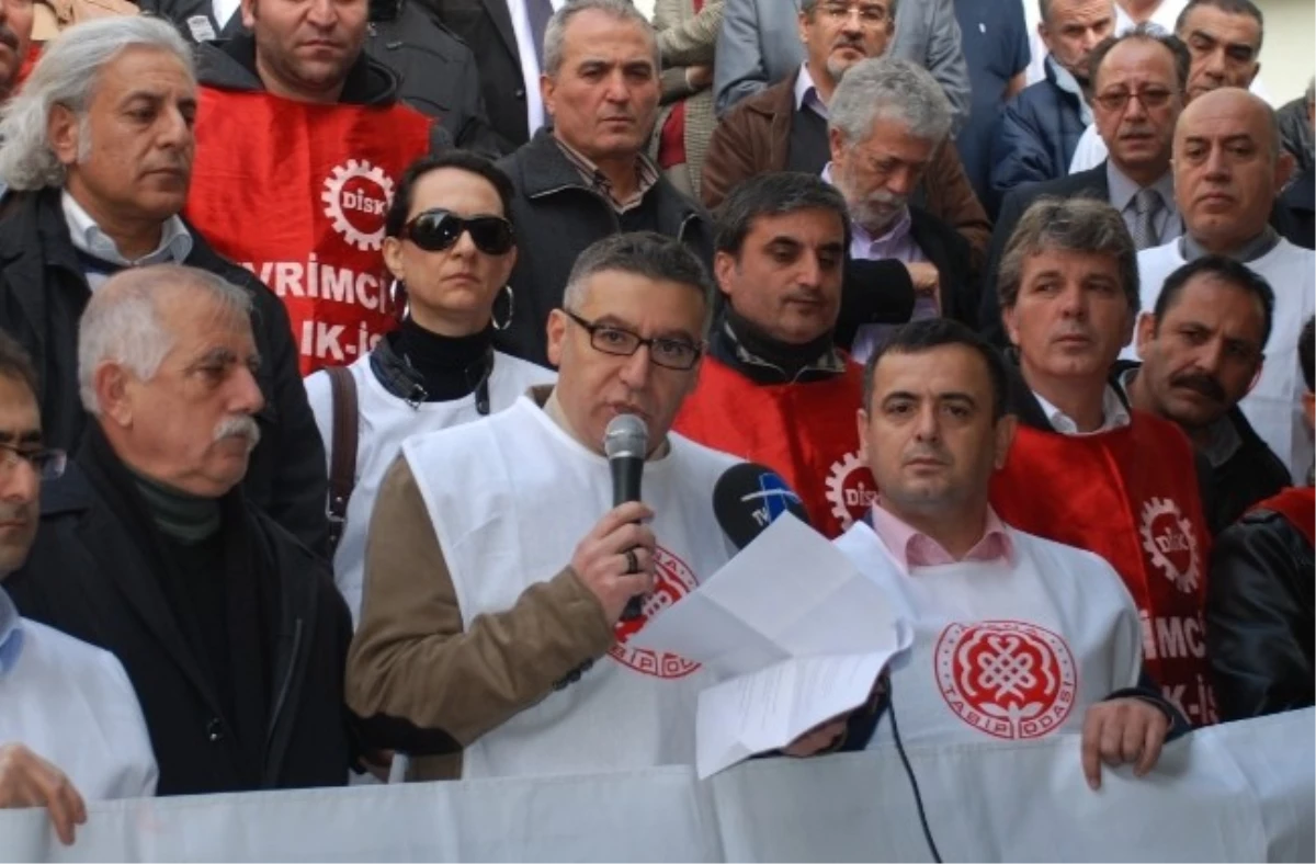 Adana\'da Sağlık Çalışanlarından Torba Yasa Eylemi