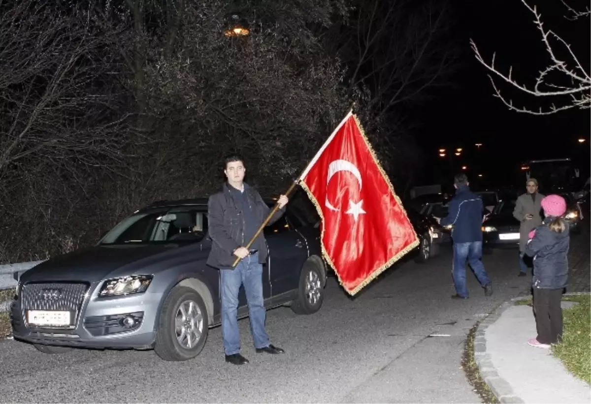 Başbakan Erdoğan\'a 500 Araçlık Destek Konvoyu Viyana\'dan Yola Çıktı