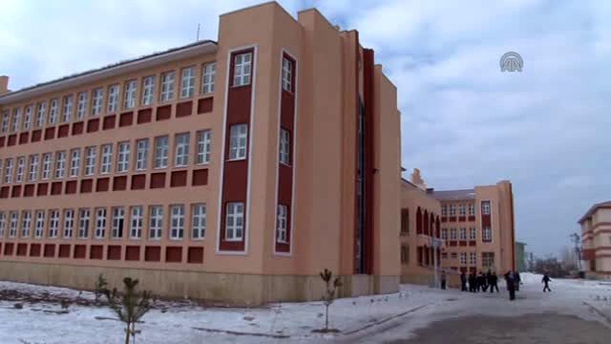 Başına Buz Kütlesi Düşen Öğrenci Öldü