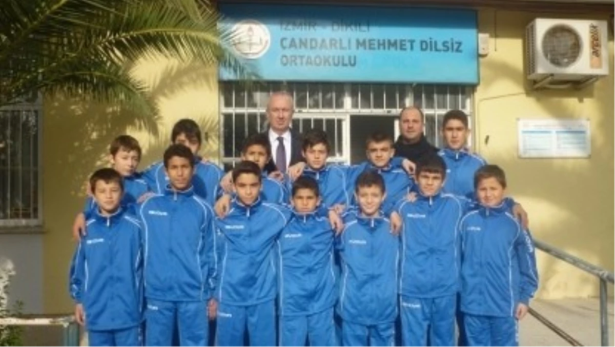 Çandarlı Mehmet Dilsiz Ortaokulu Futbol Takımı Namağlup Play - Off\'lara Kaldı