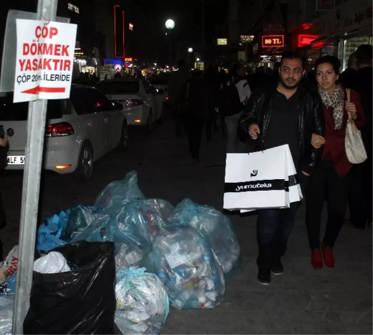 Çöp Dökmek Yasaktır\' Tabelasının Altındaki Çöpler Görenleri Şaşırtıyor