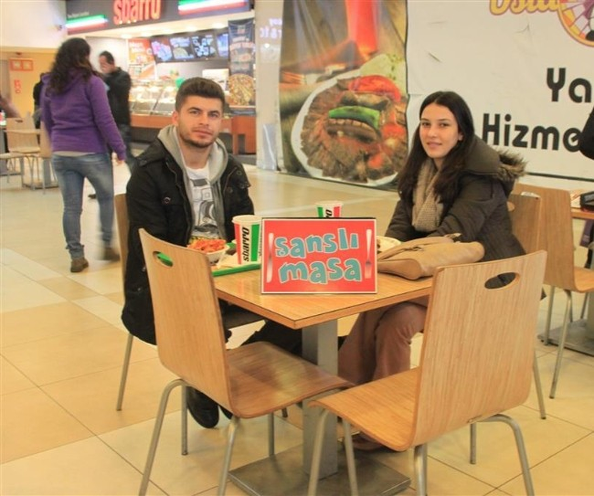 DemirPark AVM\'de \'Şanslı Masa\' Sürprizi