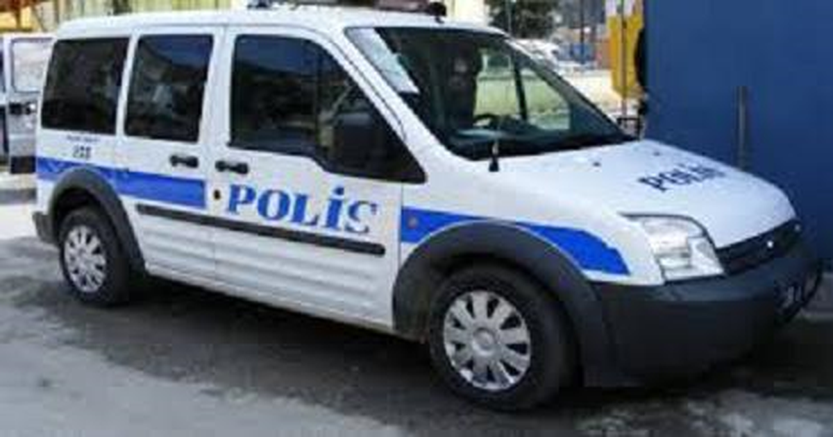 Esrarcılar Polis Otosu Taşladı