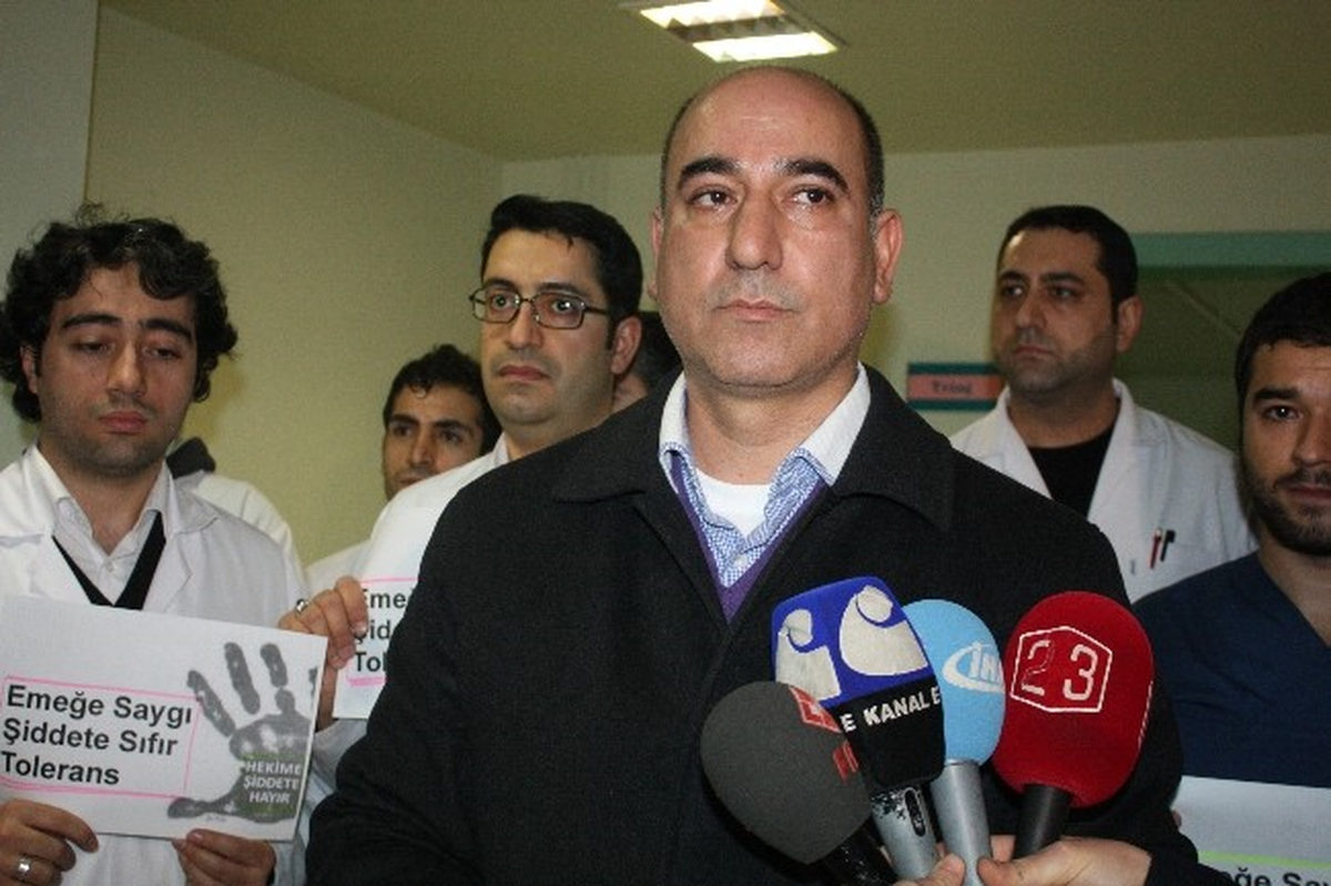 Hasta Yakınının Doktoru Darp Ettiği İddiası