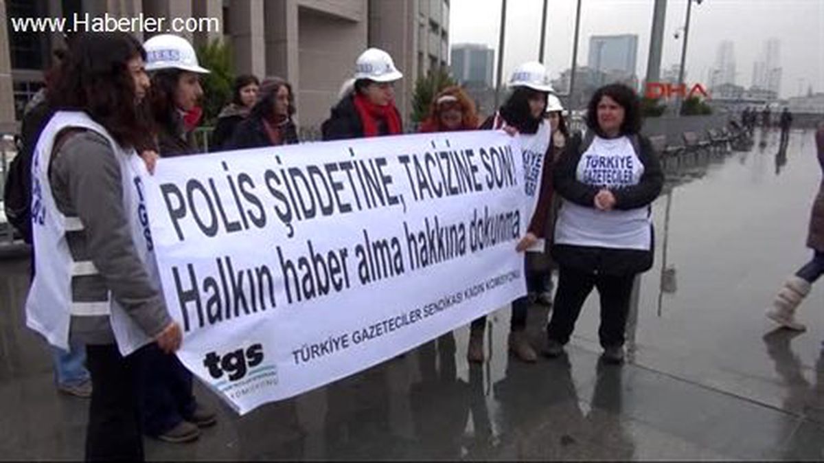 Kadın Gazetecilerden Adliye Önünde Şiddet Protestosu