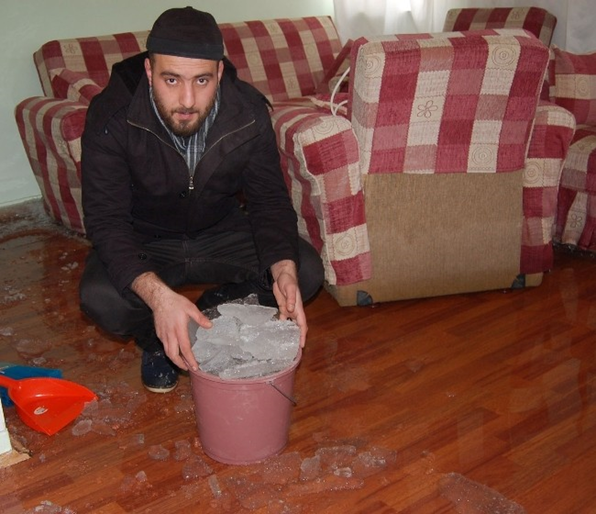 Muş\'ta Su Boruları Patlayan Ev Buz Tuttu