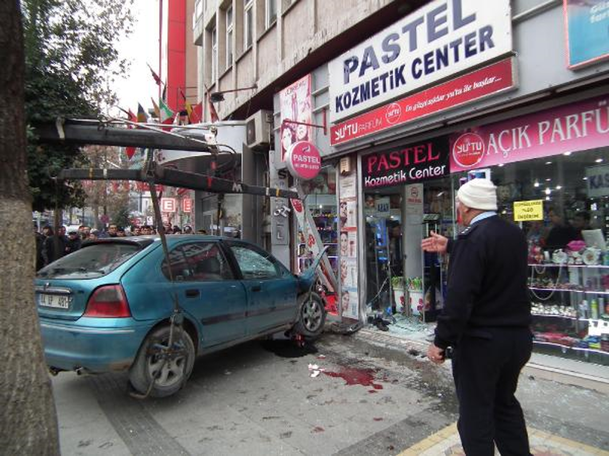 Otomobil Kaldırımdakilere Çarpıp Mağazaya Daldı: 8 Yaralı