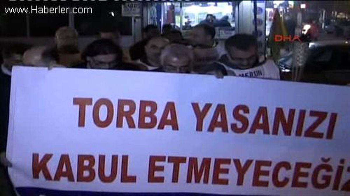 Sağlıkçılardan Meşaleli Yürüyüş