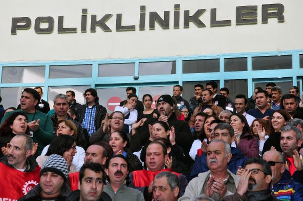 Adana\'da Sağlıkçılardan Tam Gün Yasasına Protesto