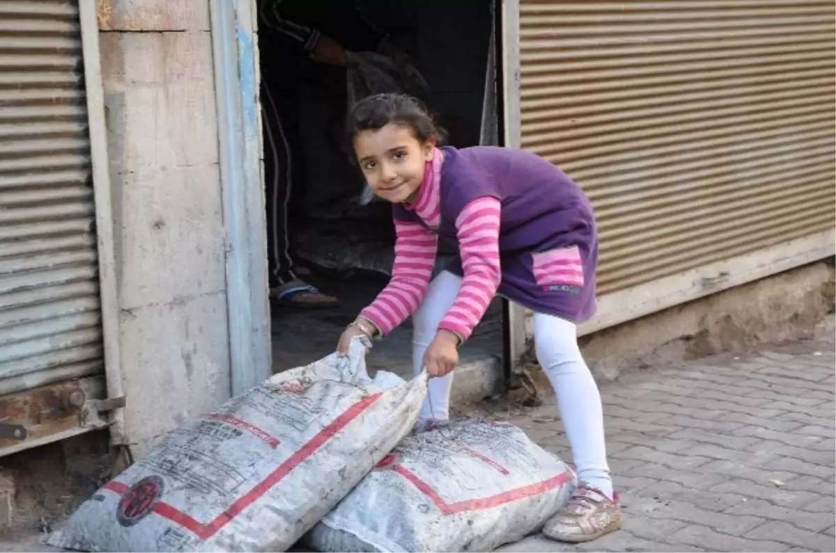 Şahinbey Kaymakamı Uğur Turan, Kömür Dağıttı