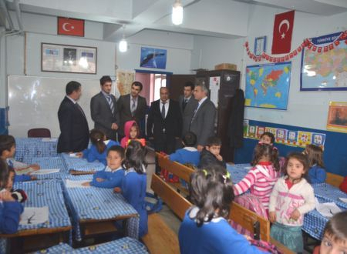Şemdinli Kaymakamı Ünal\'ın Okul Ziyaretleri