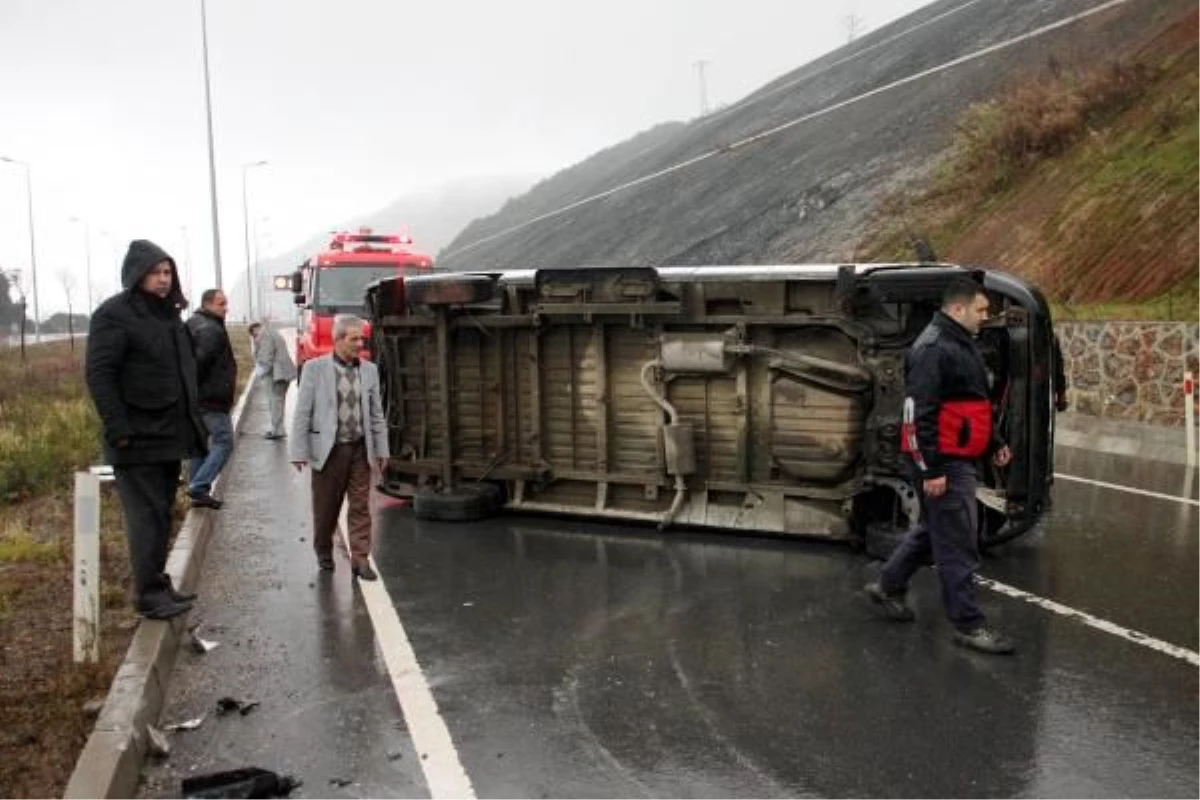 Şereflikoçhisar\'da Minibüs Devrildi: 1 Ölü, 10 Yaralı