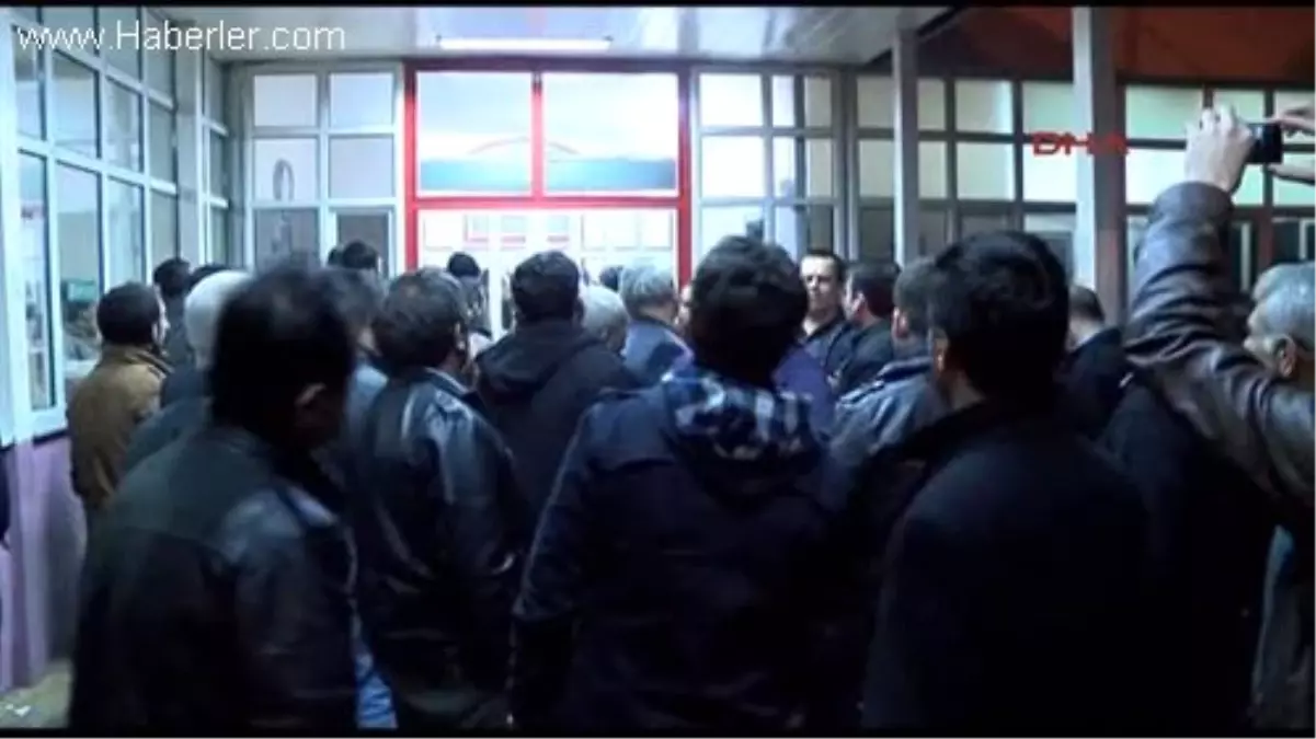 Sultangazi\'de Bir Eve Giren Kimliği Belirsiz Kişi, 18 Yaşındaki Hamile Kadının Bileğini Keserek 3...