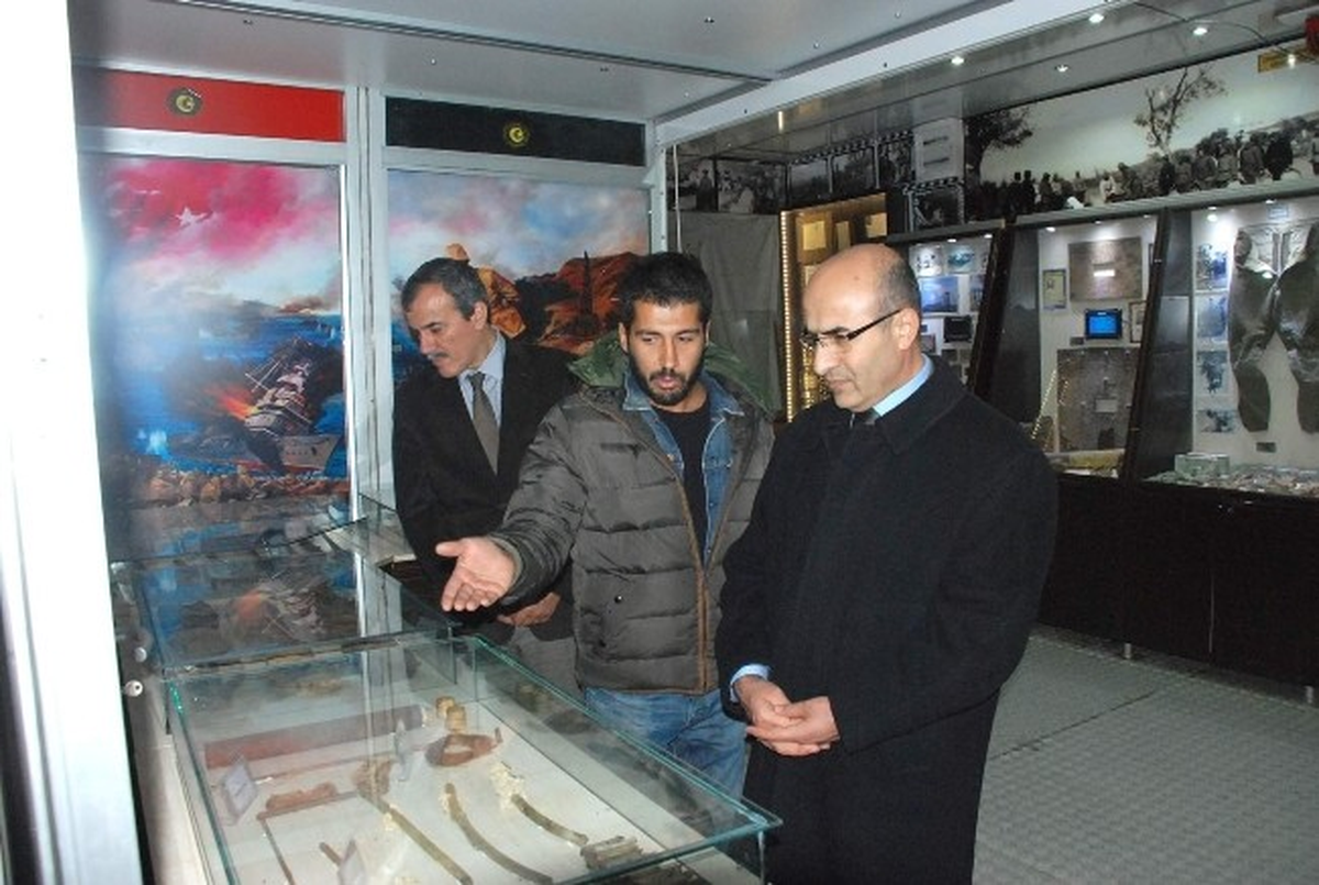 Vali Demirtaş, Çanakkale Gezici Müzesi\'ni Gezdi