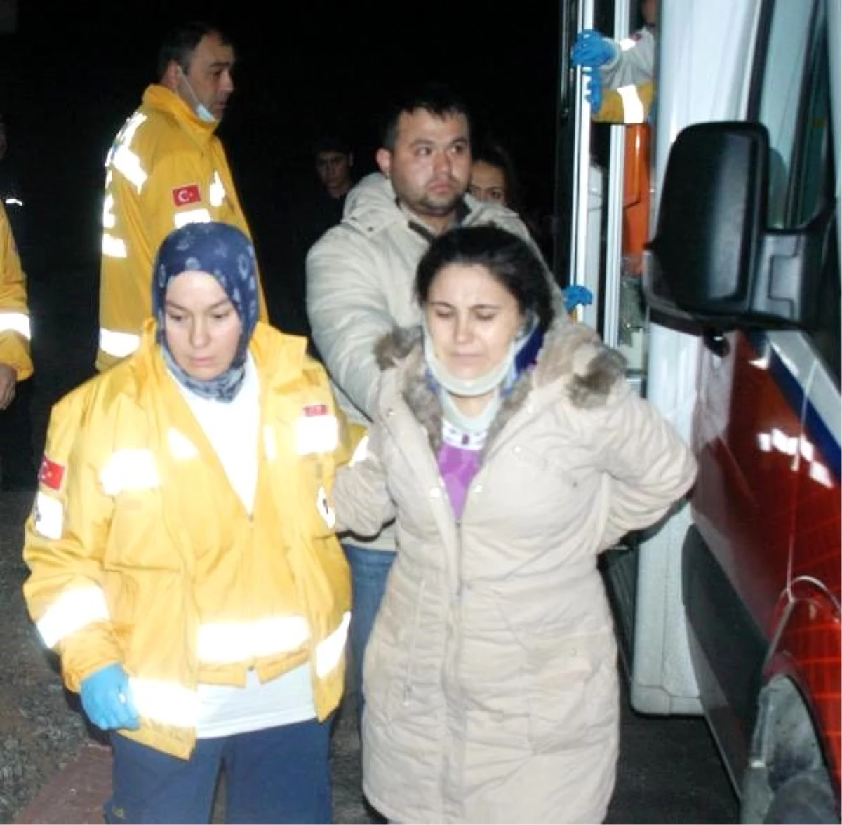 Konya\'da Yolcu Otobüsü Refüje Çarptı: 2 Yaralı