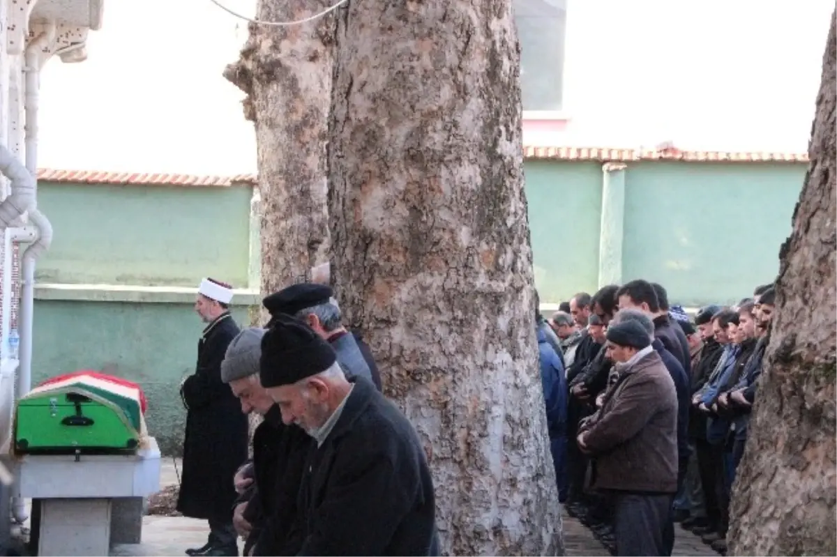 Annesinin Merdane ile Döverek Öldürdüğü Genç Kız Toprağa Verildi