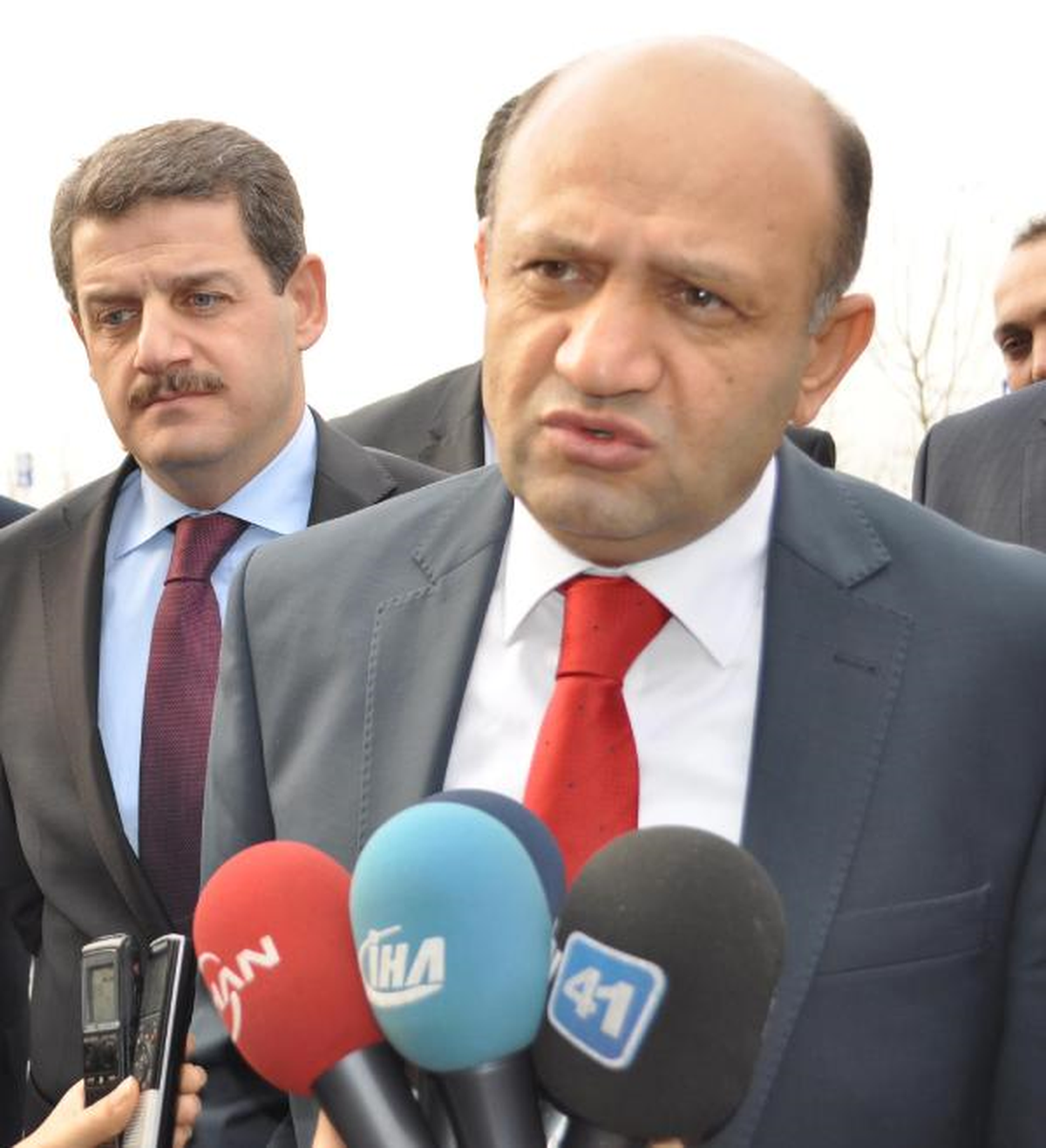 Bakan Fikri Işık: \'Devletin Herşeyi Böyle Ulu Orta Tartışılmaz