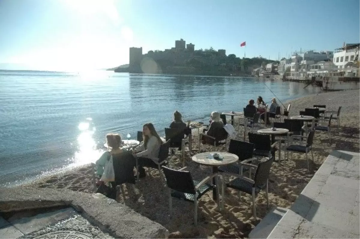 Bodrum\'da Güneş Yüzünü Gösterdi Turistler Sahile Koştu