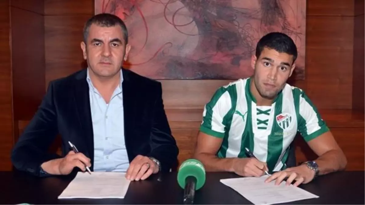 Bursaspor Oğuzhan Aynaoğlu\'na İmzayı Attırdı