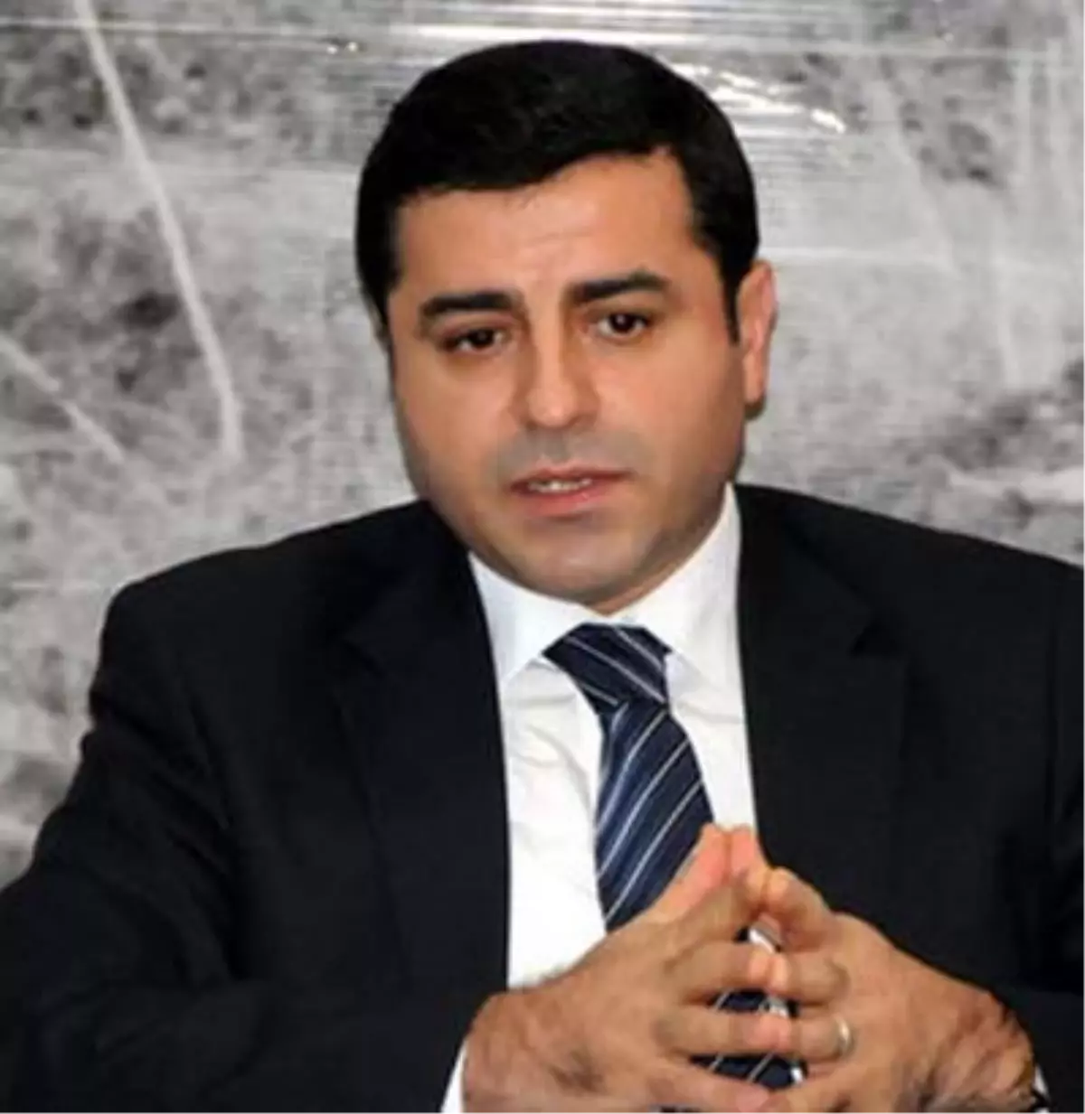 Demirtaş\'tan Eronat\'a:Gasp Ettiği Vekilliğin Keyfini Sürüyor