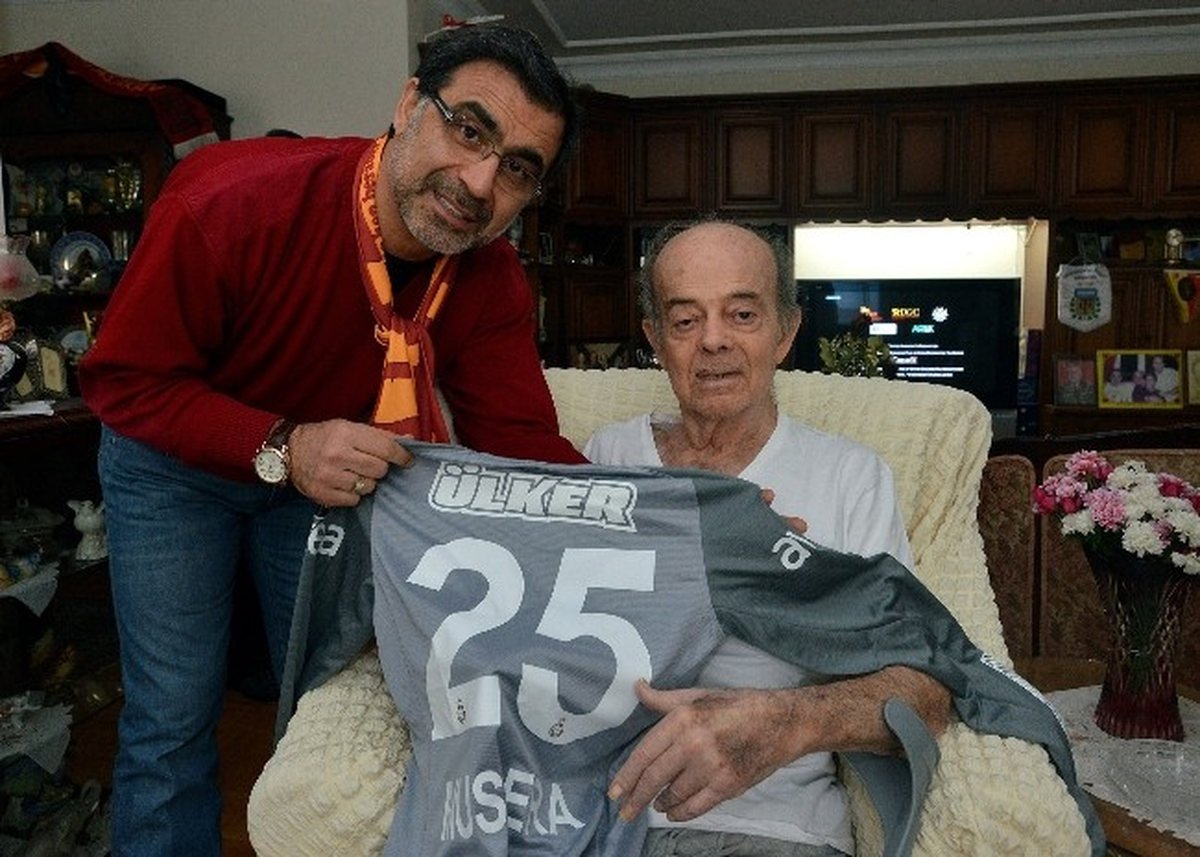 Galatasaraylı Taraftarlar Turgay Şeren\'i Ziyaret Etti