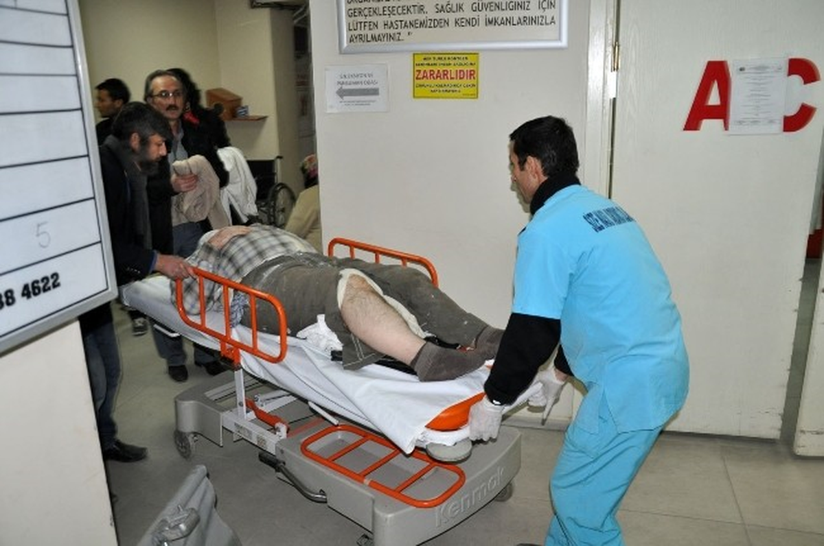 Kırkağaç\'ta Otomobil Traktöre Çarptı: 1 Yaralı