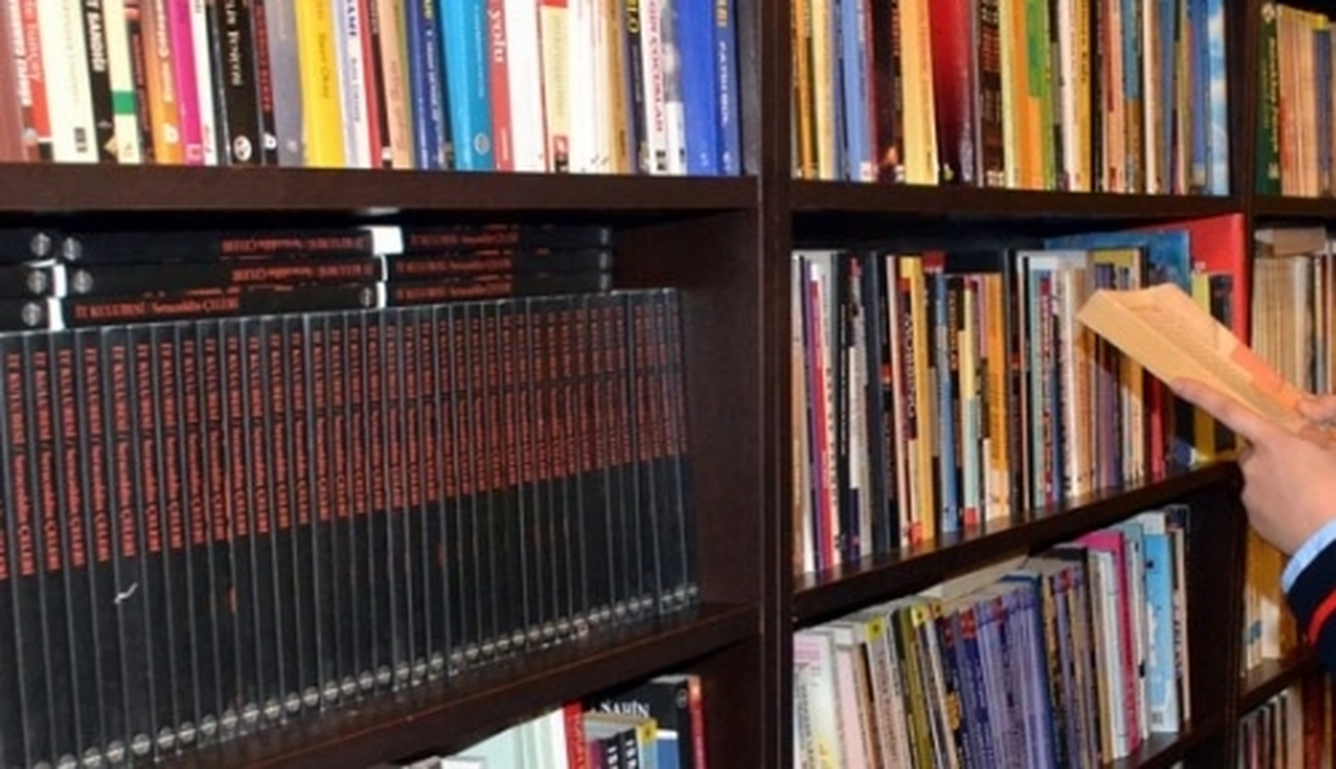 Necmettin Erbakan Üniversitesi Öğrencilerinden Derbent Ortaokuluna Kitap Desteği