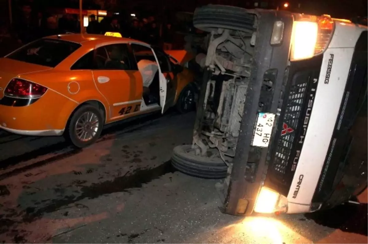 Otomobille Çarpışan Kamyonet Devrildi