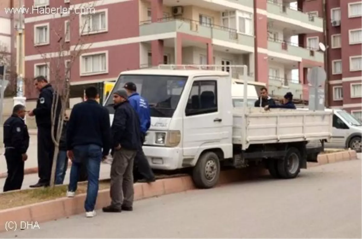 Park Halindeki Kamyonet Hareket Etti, Anne ile Oğluna Çarptı