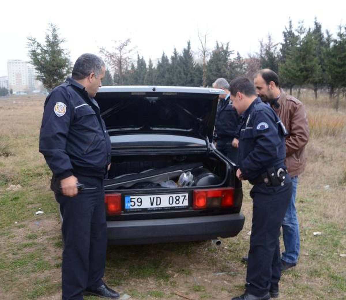 Polisi Görünce Bırakıp Kaçtıkları Otomobil Çalıntı Çıktı