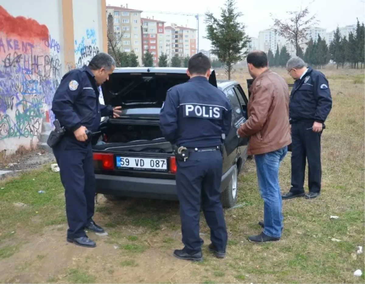 Çorlu\'da Polisi Görünce Çaldıkları Aracı Bırakıp Kaçtılar