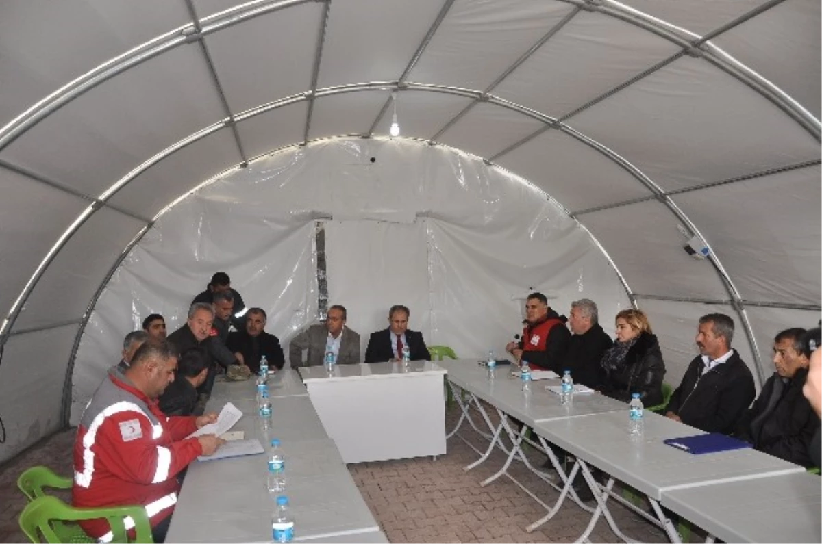 Suriyeli Kamplarından Sorumlu Vali Dalmaz, Nusaybin\'deki Kampta İncelemelerde Bulundu