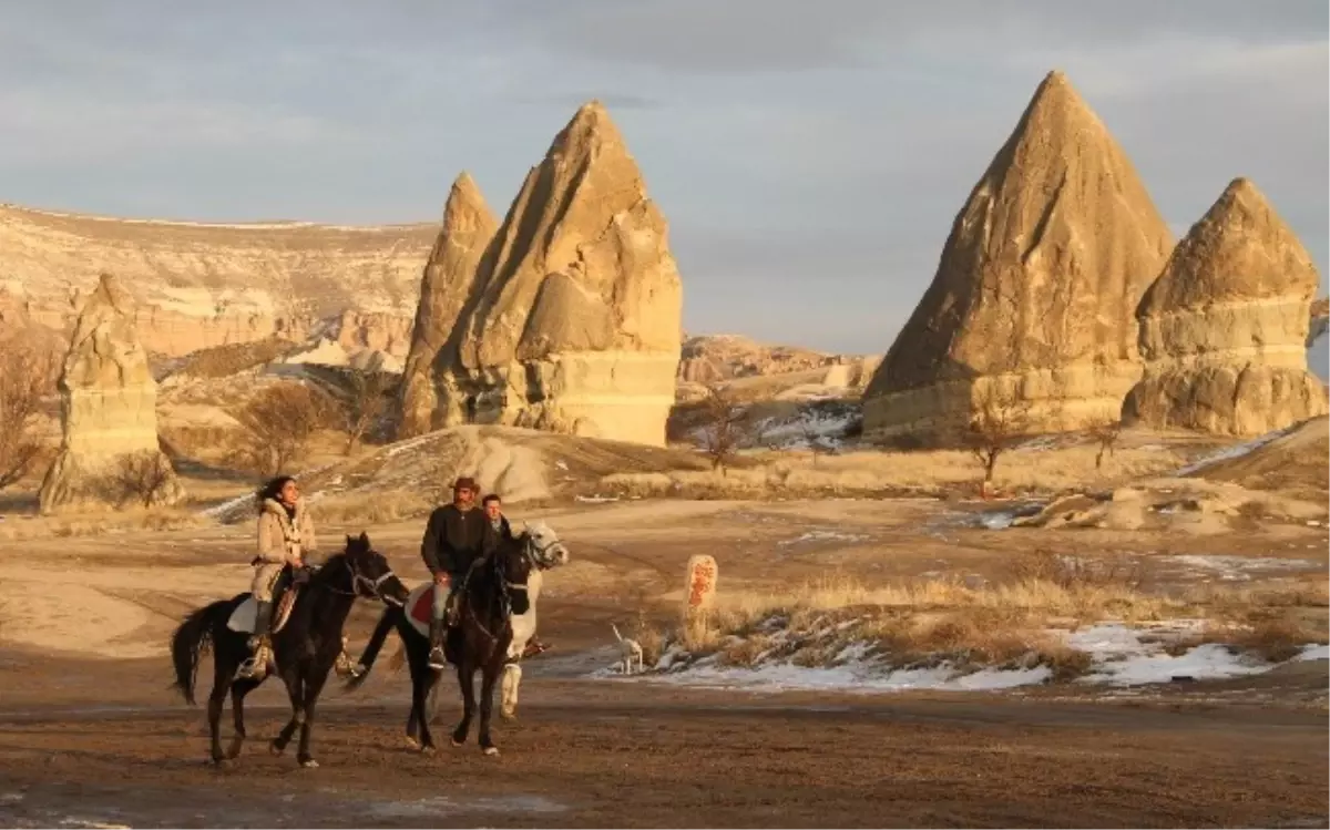 Turistler Kapadokya Vadilerini Atlarla Keşfediyor