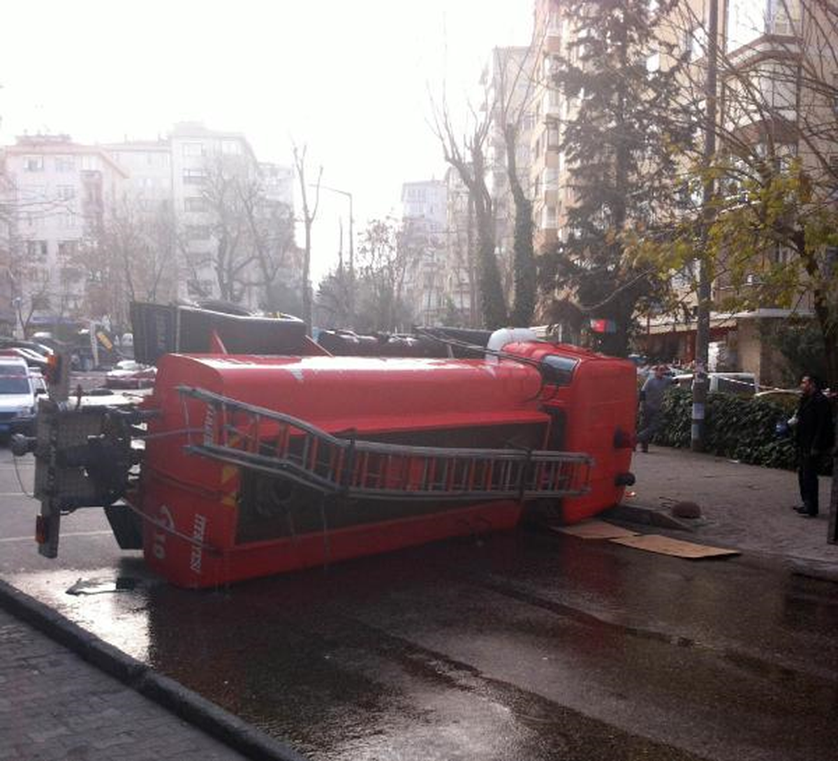 Yangına Giden İtfaiye Aracı Devrildi
