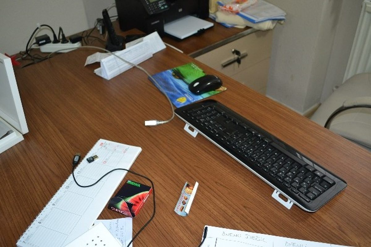 4 İş Yerini Soyup, Kayıplara Karıştılar